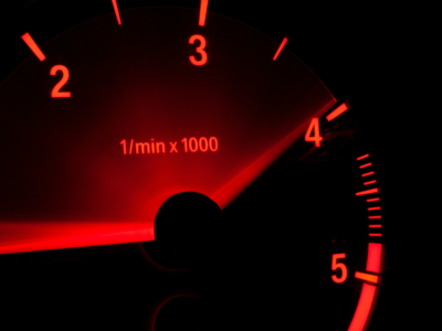 Ten styl jazdy może poważnie zaszkodzić. Dlaczego Eco Driving zabija silniki?