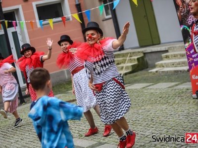Klauni, bańki mydlane i taniec na świdnickim Rynku. Rozpoczął się 27. Festiwal Teatru Otwartego [FOTO/PROGRAM]