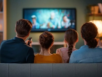 Polacy unikają reklam telewizyjnych jak ognia. Podczas bloków wybierają smartfona
