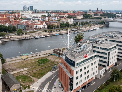 Wrak starego jachtu znika ze szczecińskiej Łasztowni