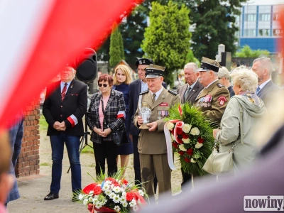 Błękitny kwiat lnu symbolem pamięci. W Katowicach uczczono ofiary Wołynia
