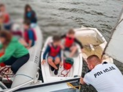 Silny wiatr przewrócił żaglówki z dziećmi na jeziorze