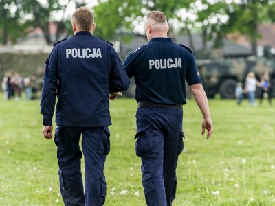 Wrocław: czterech pijanych celników zaatakowało policjanta, bo zwrócił im uwagę, żeby przestali się drzeć
