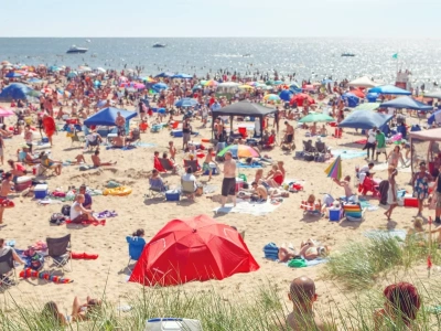 Tak plażują Włosi na popularnej wyspie. Przy tym parawany to pikuś