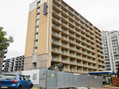 Okna z rozbiórki hotelu na odbudowę Ukrainy. To efekt działania Fundacji Brda