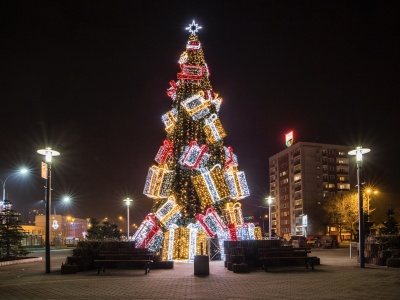Gigantyczne choinki i świąteczne iluminacje – nowa jakość przestrzeni miejskiej w Małopolsce