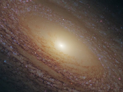 Teleskop Hubble'a uchwycił kłaczkowatą galaktykę spiralną w gwiazdozbiorze Wielkiej Niedźwiedzicy