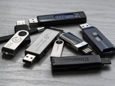 To pendrive, wyjście wideo czy ładowarka? Tak