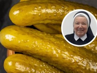 Siostra Anastazja ma doskonały przepis na kiszone ogórki. Wychodzą jędrne i chrupiące