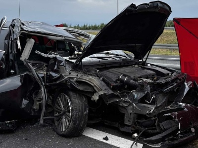 Tragedia pod Grójcem. Jedna osoba nie żyje. Wjechał pod naczepę tira