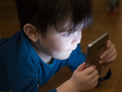 Publikujesz zdjęcia dziecka w internecie? Łamiesz jego prawa i narażasz na wykorzystanie!