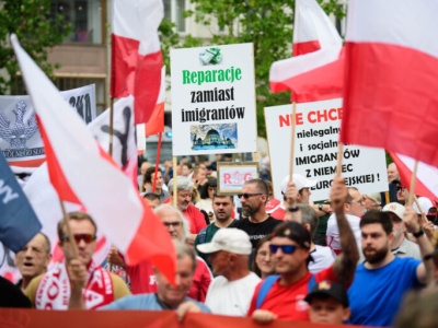 Manifestacje w centrum Łodzi. Pikieta antyimigracyjna i kontrmanifestacja [ZDJĘCIA]