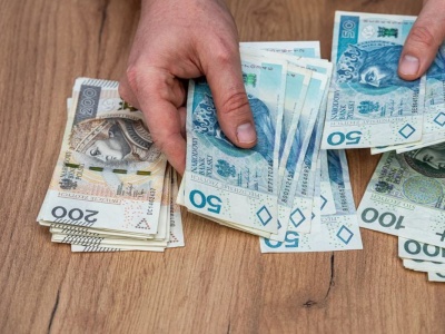 Do kiedy wypłata musi trafić na konto pracownika? W tych przypadkach możesz domagać się rekompensaty