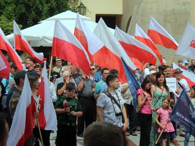 „Stop masowej imigracji” – protest mieszkańców na tarnowskim rynku