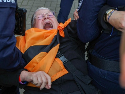 Babcia Kasia wyniesiona przez funkcjonariuszy policji. Co się stało?