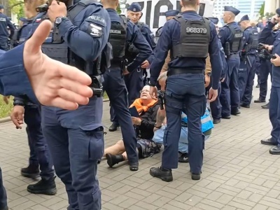 Babcia Kasia wyniesiona z marszu „Stop imigracji” w Warszawie [FILM]