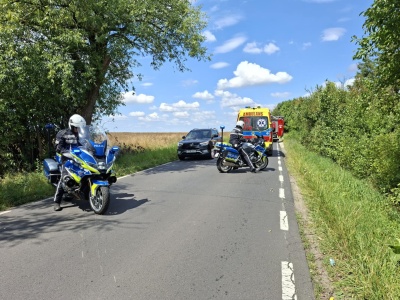 Wypadek z udziałem motocykla, poszkodowany 42-letni mężczyzna przewieziony do szpitala