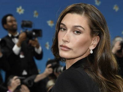 Hailey Bieber w modnej stylizacji na lato. Zaskoczyła soczystą żółcią