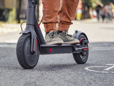 16-latek bez uprawnień na hulajnodze potrącił rowerzystkę. Trafi do sądu