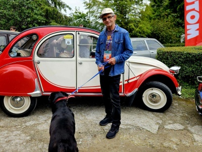 Citroën 2CV, który transportuje szybowiec na lotniskach. Kolor nie jest przypadkowy