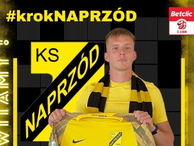 Młody stoper wzmacnia Naprzód