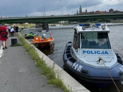 Niebezpieczna jazda na skuterach wodnych koło mostu Piłsudskiego