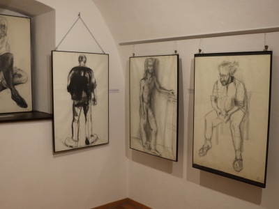 Przy pomocy kreski pokazuje ludzkie emocje. Wernisaż wystawy rysunków Agnieszki Bieniasz w Muzeum Diecezjalnym