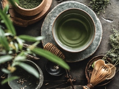 Matcha kontra kawa. Dlaczego wybieramy zielone pobudzenie?