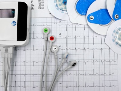 EchoNext: nowe narzędzie AI wykrywa wady serca na podstawie danych ze zwykłego EKG