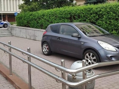 Zjechał na parking… schodami? O tym będą długo opowiadać w rzeszowskiej komendzie