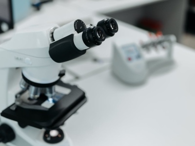 Klucz do uniwersalnej szczepionki? Nowa nanocząstka w rękach badaczy z UJ