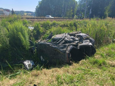 Samochód wjechał pod pociąg. Wypadek na torach pod Krakowem (ZDJĘCIA)
