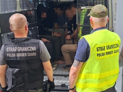 Migranci i ich przewoźnik zatrzymani tuż przed granicą