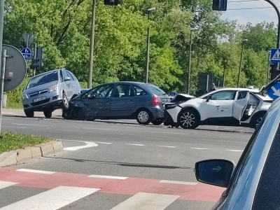 Zderzenie trzech samochodów na Nowochuckiej (ZDJĘCIA)
