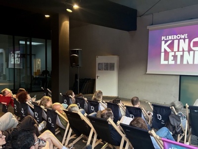 MOCAK zaprasza do przestrzeni podcieni budynku. Plenerowe kino do końca wakacji