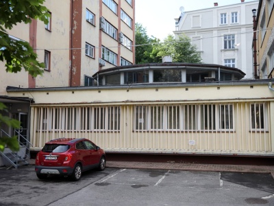 Olsztyńska rotunda na sprzedaż. Tajemniczy budynek schowany jest za wieżowcem