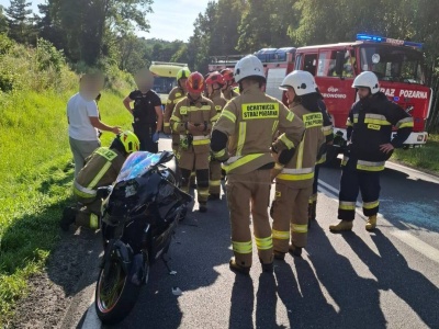 Nie zachował bezpiecznej odległości. Zderzenie motocykla z osobówką w Wielkiej Łące