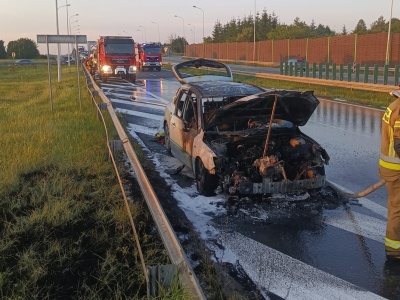 Pożar samochodu na drodze ekspresowej