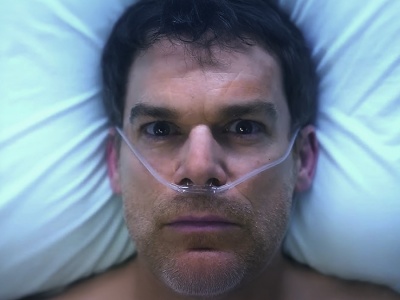 Dexter: Odrodzenie. W jaki sposób morderca z sąsiedztwa przeżył i kto jeszcze wraca w serialu?