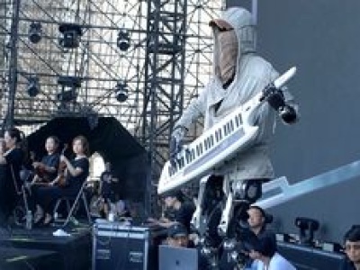 Robot Adam wystąpił na żywo i skradł całe show. Grał na keytarze