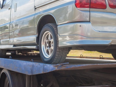 Samochód uszkodzony w transporcie? Oto, jak szybko uzyskać odszkodowanie