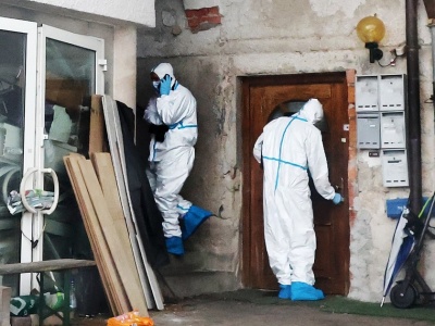 Potrójne morderstwo i poćwiartowane zwłoki w lodówce. Sprawca siedział na chodniku i płakał