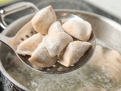 Przez tyle minut gotuj pierogi. Inaczej będą surowe albo się rozlecą