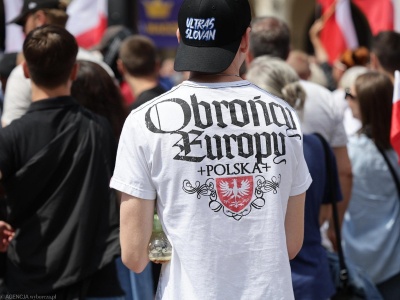 Wyznawcy Brauna na występie tancerzy z Afryki. 