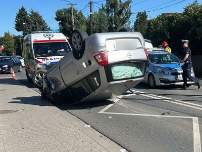 Dachowanie w Węgrzcach. Droga zablokowana [ZDJĘCIA]