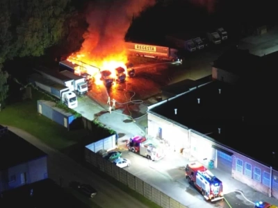 Cztery ciężarówki spłonęły w nocnym pożarze. Mieszkańcy słyszeli wybuchy