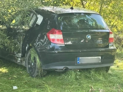 28-letnia kierująca BMW nie opanowała samochodu i wypadła z drogi