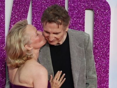 Zaskakujący duet: Neeson i Anderson w odświeżonej wersji kultowej komedii