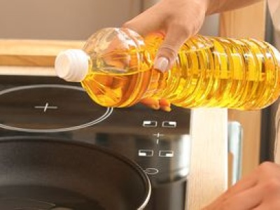 Wielu Polaków używa tego oleju, a to jeden z najgorszych do smażenia. Badania to potwierdziły