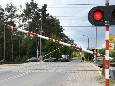 Dzieci utknęły na przejeździe kolejowym. Chwilę później nadjechał pociąg